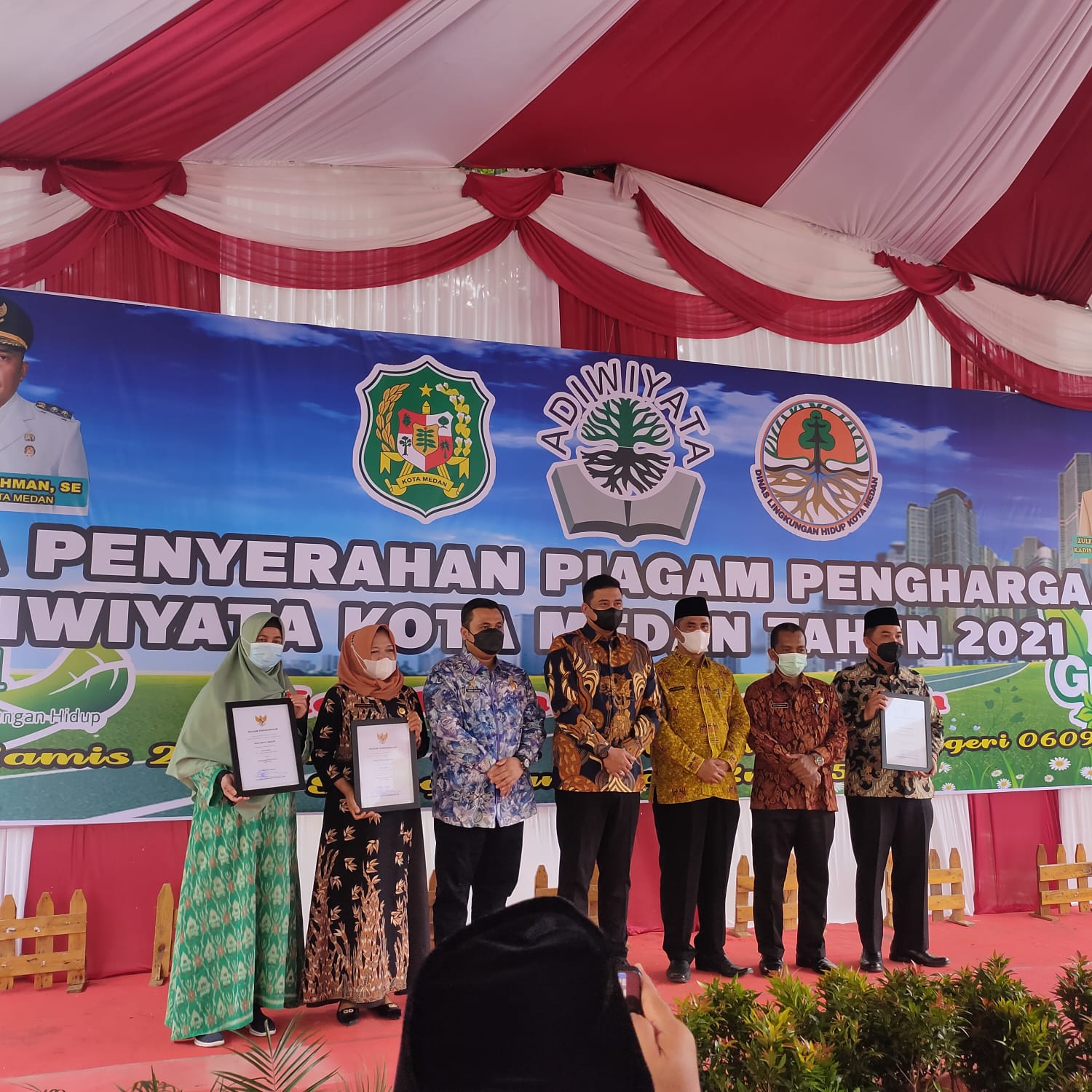 Penyerahan Piagam Penghargaan Adiwiyata